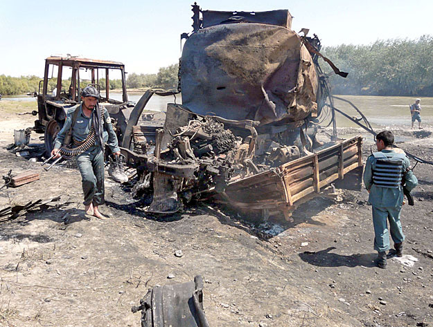 Tájkép csata után: olajszállító tartálykocsi a légi csapást követően