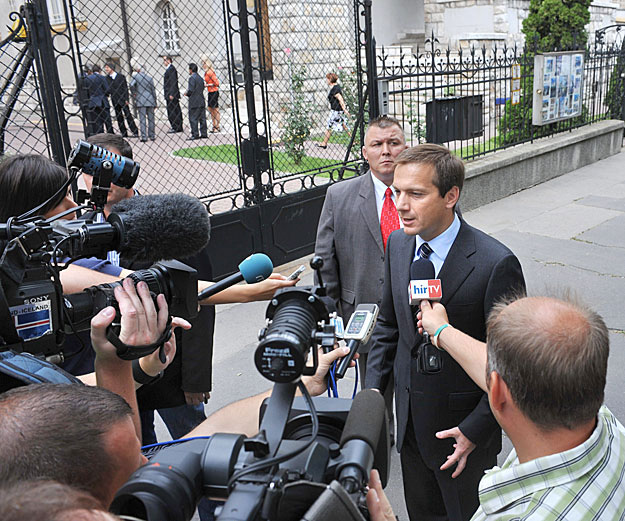 Bajnai Gordon a budapesti szlovák nagykövetség előtt