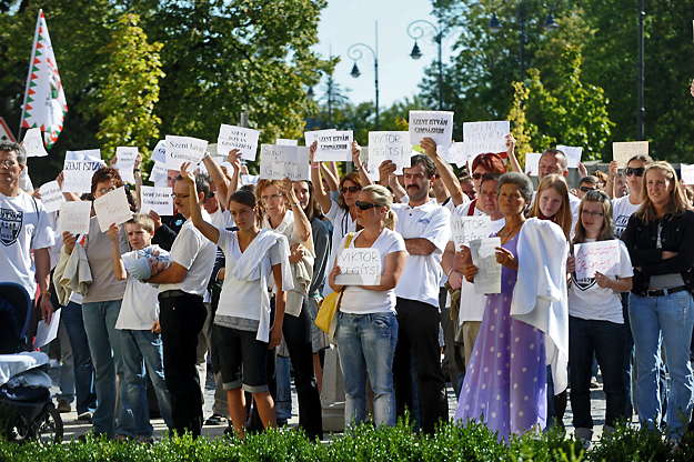 Közel háromszáz tüntető 'Viktor segíts!' feliratú lapokat emeltek fel