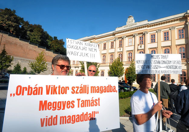 Tüntetők várták a Fidesz elnökét Esztergomban