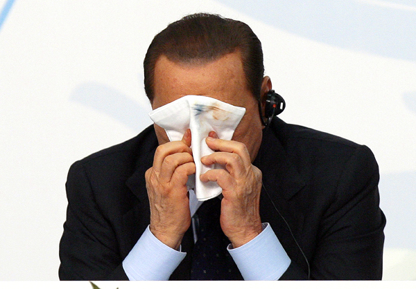 Silvio Berlusconi sminktörlővel. Szívesen változtatna a róla kialakult képen