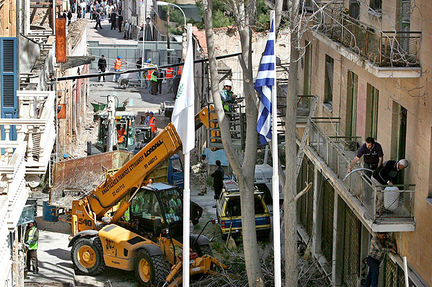 A görög és a török helyhatóság munkásai egy lezárt átjáróban dolgoznak Nicosiában, Ciprus fővárosában 2008. március 28-án. 