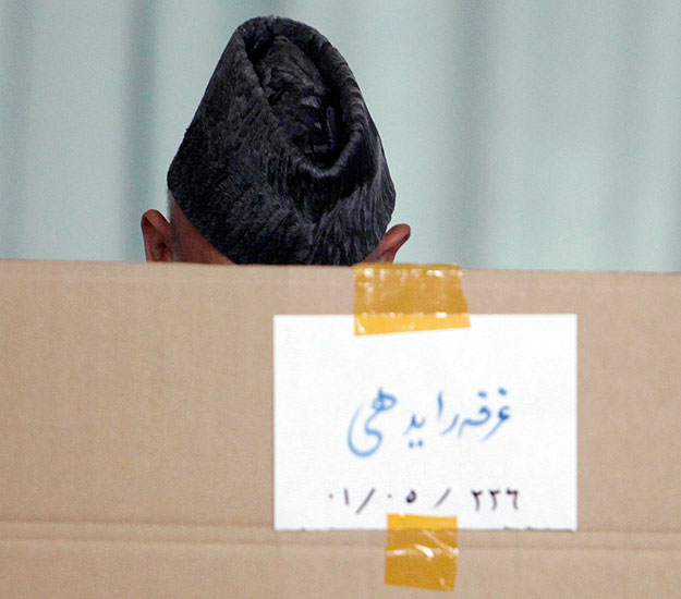 Hamid Karzai leadja voksát az augusztusi afganisztáni elnökválasztáson