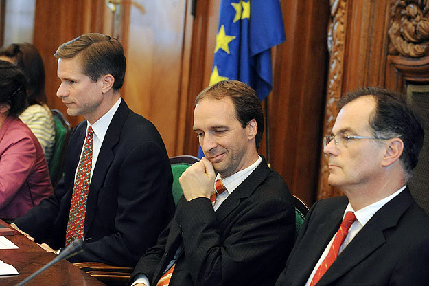 James Morsink, Oszkó Péter és Simor András a Pénzügyminisztériumban