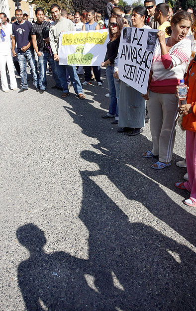 Több százan tiltakoztak Molnár Oszkár szavai ellen a polgármesteri hivatal előtt
