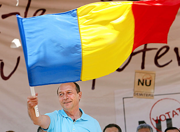 Basescu egy 2007-es craiovai felvételen.Helyet szorítana a román lobogónak is