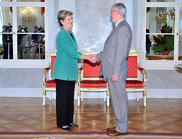 Sólyom László köztársasági elnök kezet fog Szili Katalinnal, az Országgyűlés leköszönő elnökével, aki búcsúlátogatást tesz a Sándor-palotában