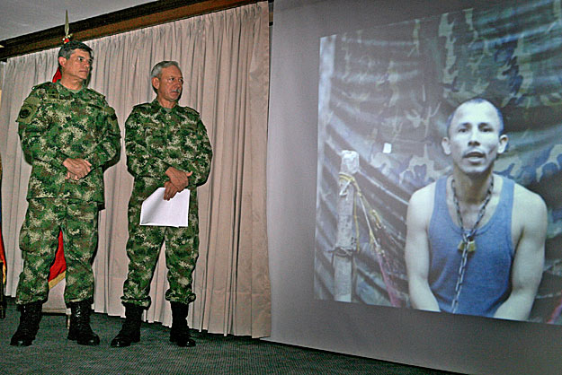 A tizennégy éve a FARC által fogságban tartott Wilson Rojasról készült felvételeket mutatja be a kolumbiai rendőrség 2009. szeptember 7-én 
