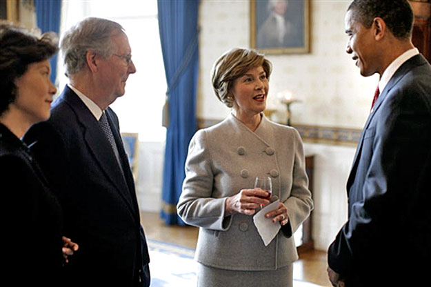 Laura Bush szerint Barack Obama elnök nagyszerűen végzi munkáját a Fehér Házban