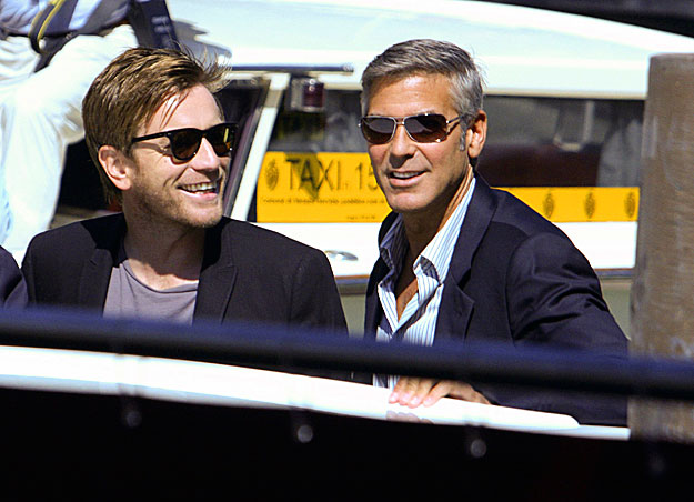 George Clooney Ewan McGregorral és legújabb, szatirikus filmjével érkezett Velencébe