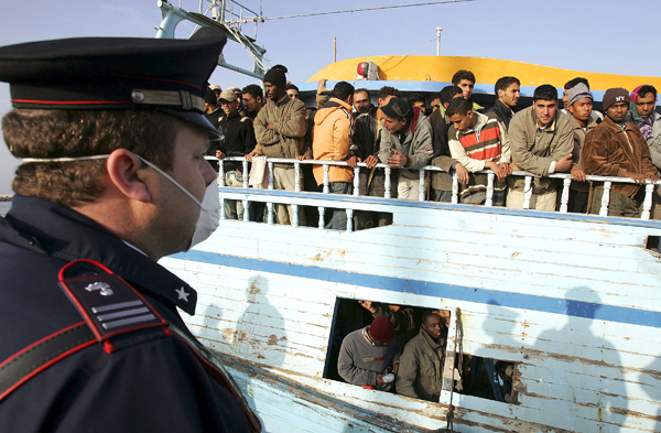 230 menekülttel a fedélzetén megérkezik a szicíliai Licata kikötőjébe egy afrikai halászhajó