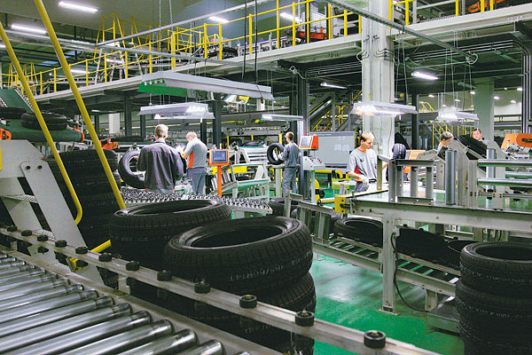 Elkészült abroncsokat vizsgálnak a dunaújvárosi Hankook-gyárban