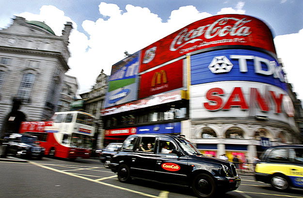 A taxi passes through London's Piccadilly Circus July 18, 2007. REUTERS/Alessia Pierdomenico (BRITAIN)