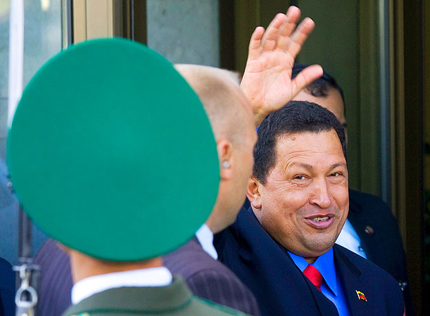 Venezuela's President Hugo Chavez waves after his arrival at Minsk airport, September 8, 2009.  REUTERS/Vasily Fedosenko  (BELARUS POLITICS)