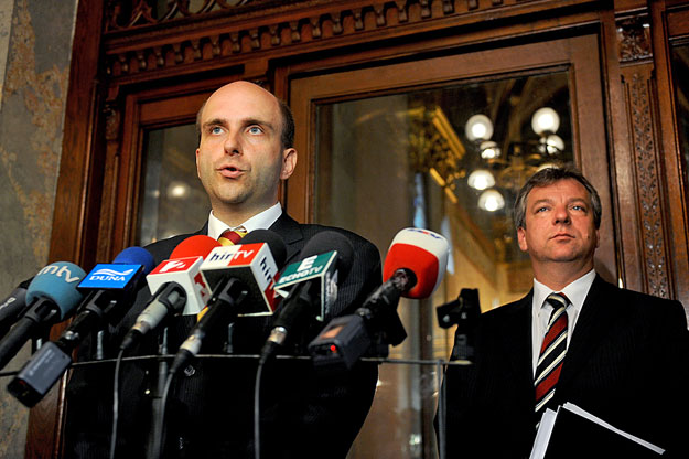 Retkes Attila SZDSZ elnöke sajtótájékoztatót tart, miután megbeszélést folytatott Bajnai Gordon miniszterelnökkel az Országházban