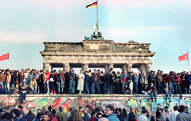 Virrasztás a Berlini Falnál 1989-ben. Veszélyes egység