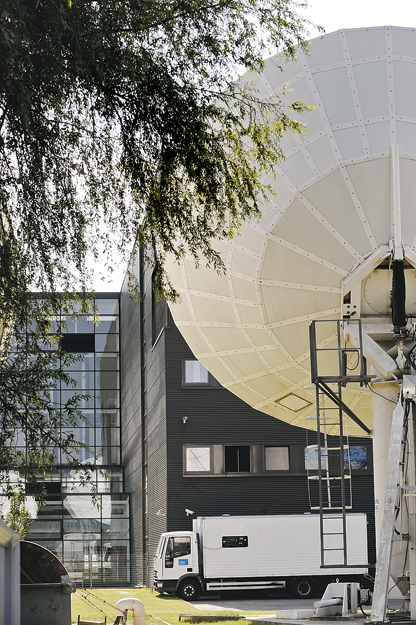 A műsorok egy részét a ház mellett veszteglő közvetítőkocsik segítségével sugározzák