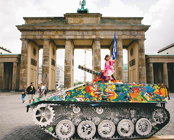 'Béketank', két német művész alkotása a berlini Brandenburgi kapu előtt