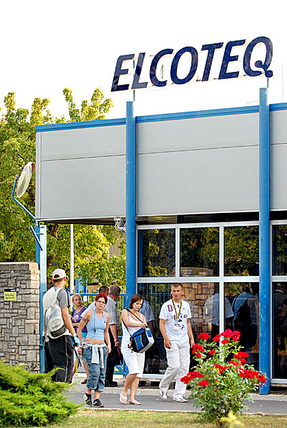 Dolgozók távoznak az Elcoteq pécsi gyáregységének épületéből - a központ marad