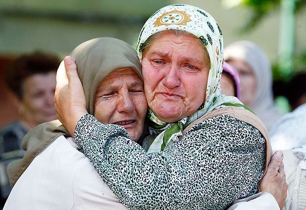 Rokonok siratják a srebrenicai mészárlás mostanra azonosított újabb 534 áldozatát, akik 14 évvel a szörnyű bűntett után, 2009. július 9-én leltek végső nyugalomra