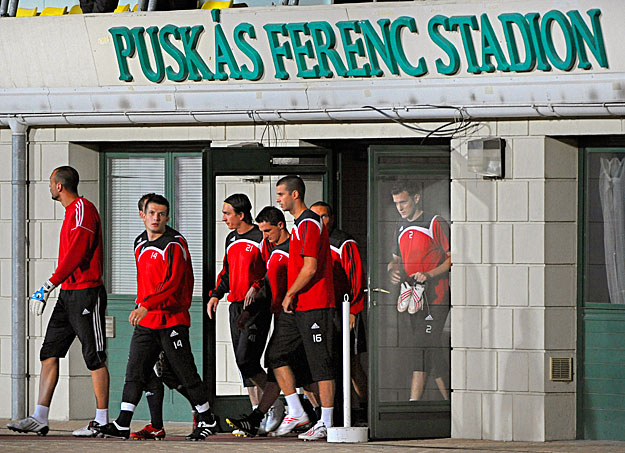 Debrecen labdarúgócsapatának játékosai megérkeznek edzésükre a Puskás Ferenc Stadionba