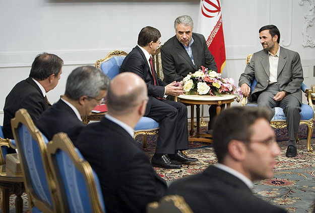 Ahmet Davutoglu török külügyminiszter Mahmud Ahmadinezsad iráni elnök társaságában. Ankara kész megrendezni Irán és a nagyhatalmak találkozóját