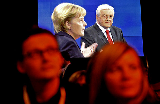 Újságírók figyelik Angela Merkel és Frank-Walter Steinmeier vitáját