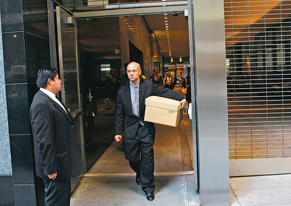 A Lehman Brothers csődje. Távozó munkatárs a bank épületéből