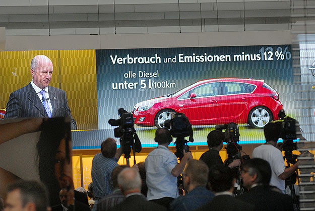 Carl Peter Forster, az Opel igazgatója az új Astra premierjén