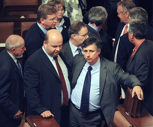 Fischer kormányfő (balról a harmadik) minisztereivel követi az eseményeket