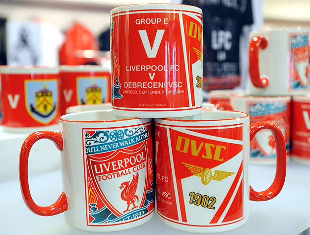 A Liverpool labdarúgócsapatának hivatalos szurkolói boltjában a Debrecen és a Liverpool címerével ellátott bögrék vásárolhatóak.