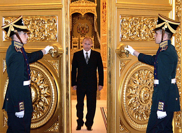 Putyin belépője egy katonai és biztonsági vezetőkkel folytatandó megbeszélésre 2007-ben. Az első ötbe ígéri a gazdaságot