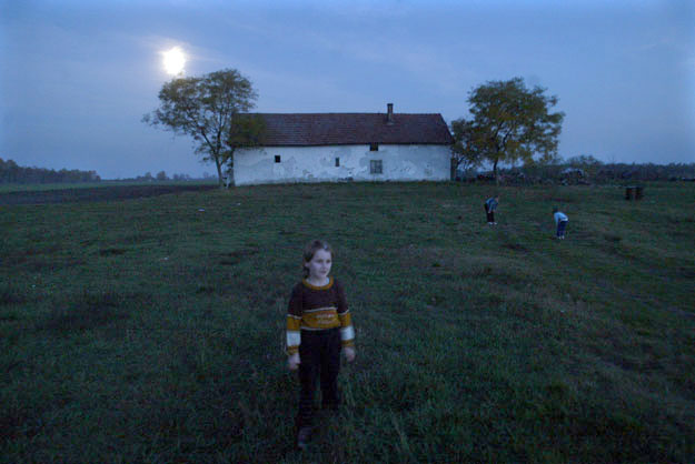 Magyar tanya udvarán játszó gyerekek ahol még villanyvilágítás sincs