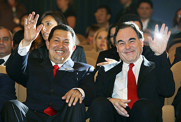 Zsöllye, első sor - Hugo Chávez és Oliver Stone  a Velencei Nemzetközi Filmfesztivál premierjén