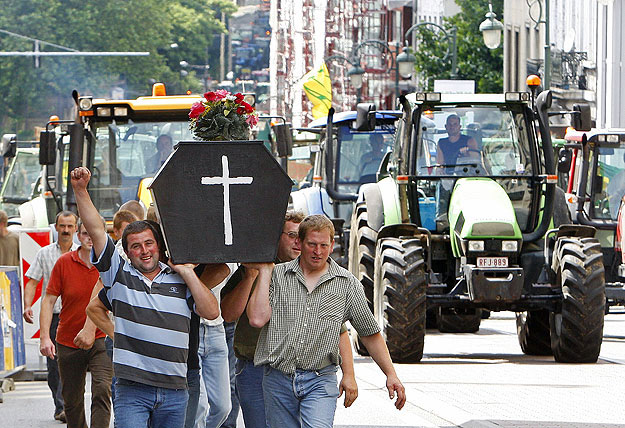 Vissza a régi kerékvágásba - Az alacsony árak miatt demonstráló gazdák Brüsszelben, 2009. július 22-én