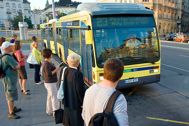 Ez működött: Van Hool busz érkezik a Boráros téri megállóba. 
