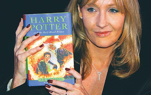 J. K. Rowling Harry Potter and the Halfblood Prince (H. P. és a félvér herceg) című kötetével a bemutatón