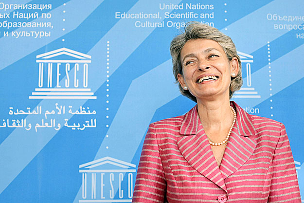 Irina Bokova Bulgária párizsi nagykövete fényképezkedik, miután megválasztották az ENSZ Nevelésügyi, Tudományos és Kulturális Szervezete (UNESCO) főigazgatójának