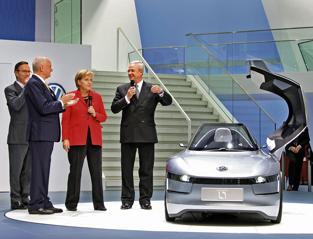 Matthias Wissmann, a Német Autógyártók Szövetségének elnöke, Ferdinand Piech, a projekt megálmodója, Angela Merkel kancellár és Martin Winternkorn, a VW AG konszern elnöke a prototípus premierjén