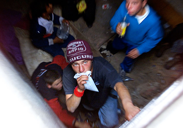 Hajléktalan tinédzser Bukarestben. Felszínre hoznák őket