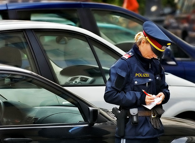 Vastagon fog időnként az osztrák rendőrök tolla