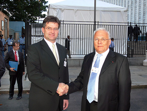 Miroslav Lajcák szlovák és Balázs Péter magyar külügyminiszter kezet fog az ENSZ New York-i székháza előtt 2009. szeptember 24-én