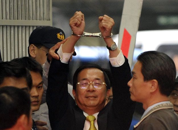 Chen Suj-pien volt tajvani elnök megbilincselt kézzel