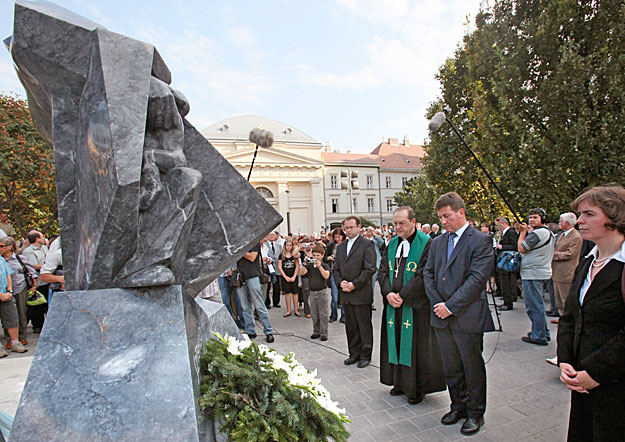 Ittzés János evangélikus elnök-püspök és Prőhle Gergely országos felügyelő megkoszorúzzák Sztehlo Gábor szobrát