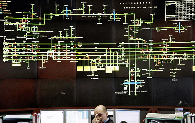 A Gazprom orosz gázipari monopólium moszkvai székházának központi vezérlőtermében dolgozik egy diszpécser 2009. január 20-án