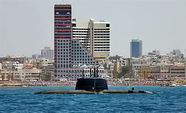 Delfin típusú izraeli tengeralattjáró Tel Aviv közelében a zsidó állam függetlenségének 60. évfordulóján, 2008. májusában