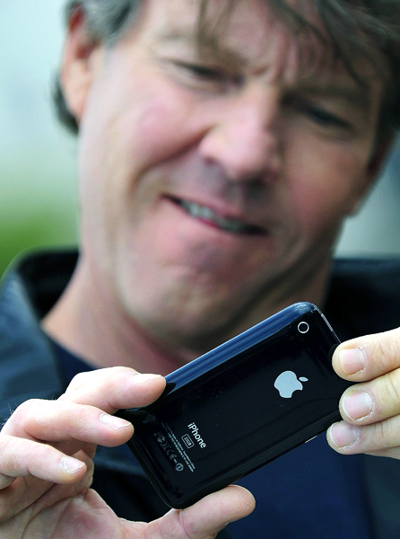 Dennis Quaid amerikai színész az új filmjét népszerűsíti az iPhone-ján. A CNN is hasonló célra használná a készüléket