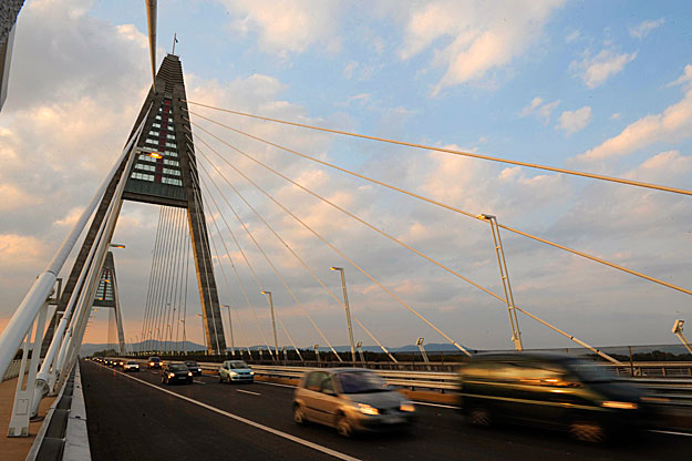 Három évig még biztosan autózható a Megyeri híd