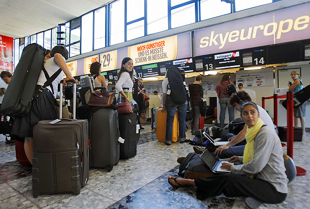 Pórul járt SkyEurope utasok a bécsi repülőtéren