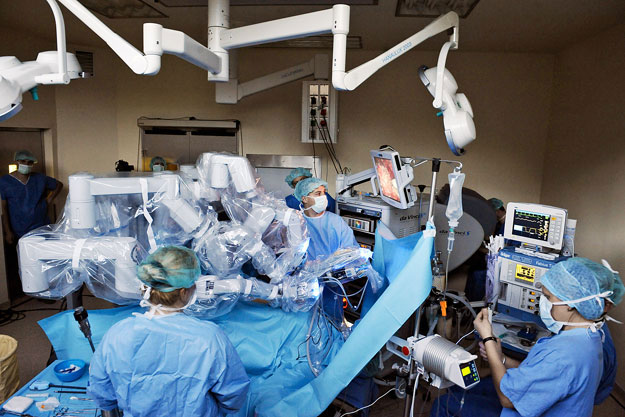 A robotkarok tökéletesen követik, amit a sebész a joystickkal 'diktál'